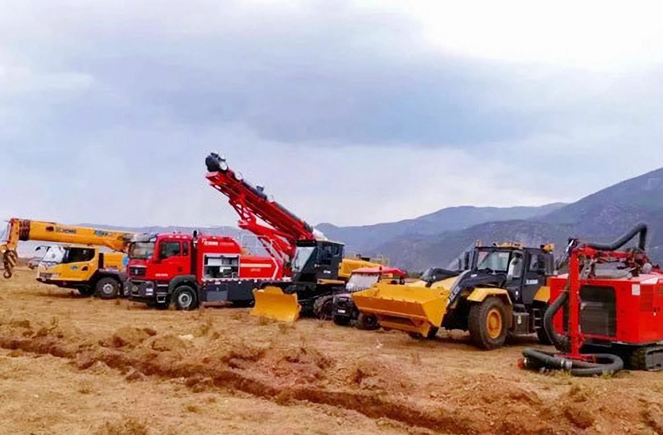 徐工參與空地聯(lián)合營救滅火、“孤島”救援、堰塞湖險情處置等實戰(zhàn)演練。