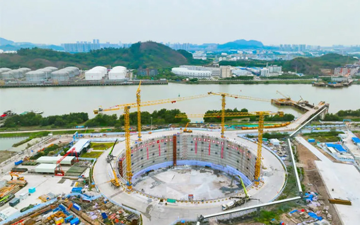 “定海神針”立珠江，徐工挑起超級工程建設大梁