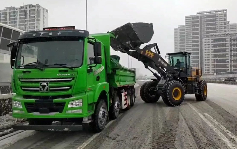 除雪保暢通，徐工汽車在行動