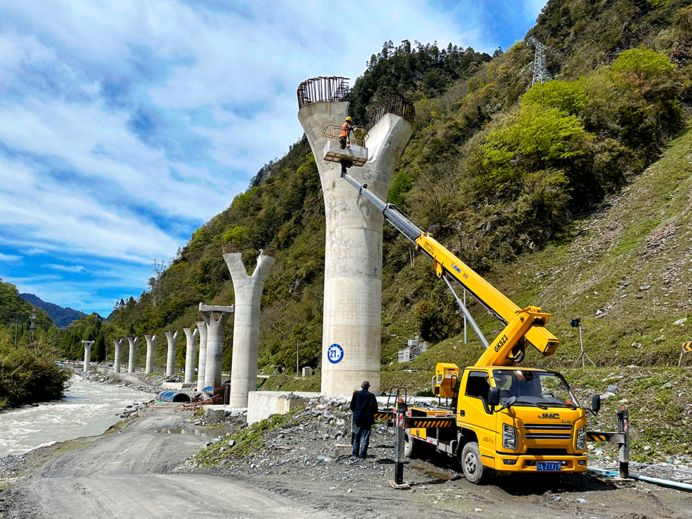徐工高空作業車架成四山地軌道“天軌”，顯中國基建實力