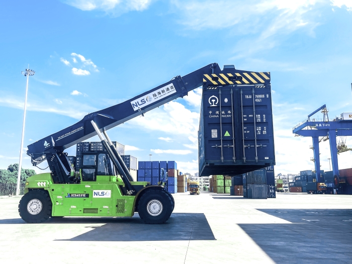降本減碳雙突破！徐工XCS4531E領航西部陸海新通道核心樞紐綠色煥新