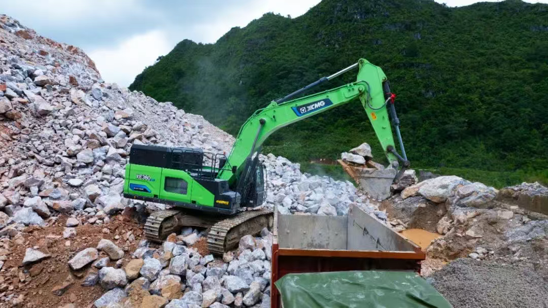 廣西“石料大戶”親測：徐工XE380EV電挖，年省六七成！