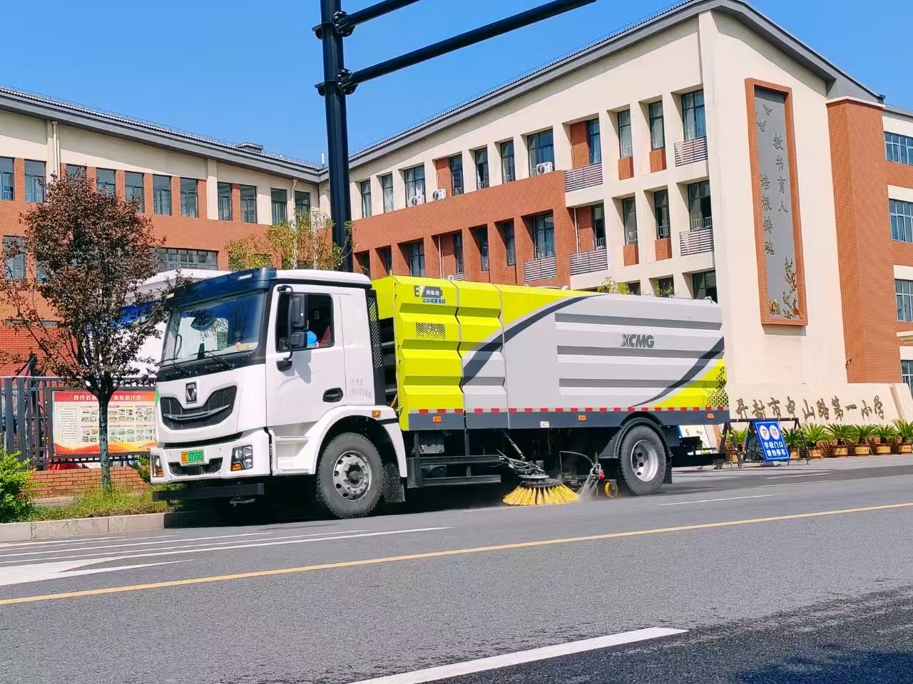 徐工洗掃車“硬核出擊”，開封中山路煥新升級(jí)