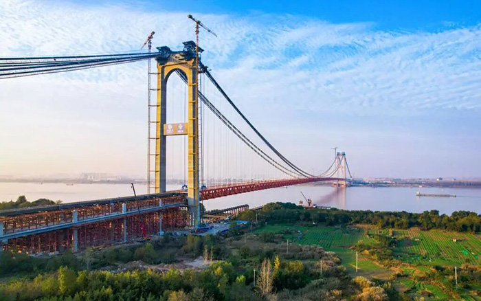一橋飛架南北！徐工塔機助力世界級工程燕磯長江大橋順利合龍