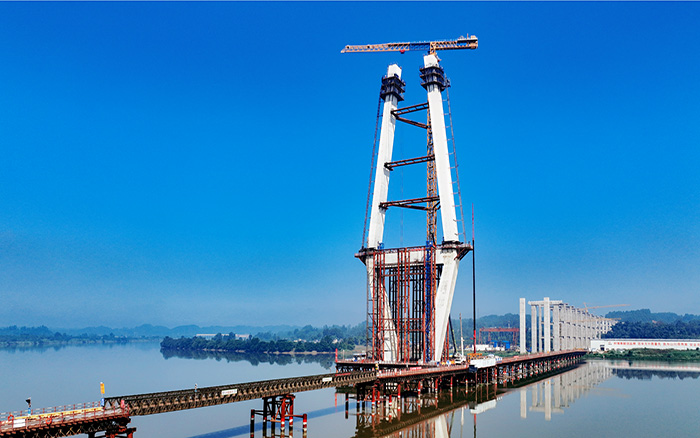 216.6米！徐工塔機助建漢陽湖岷江特大橋主塔封頂