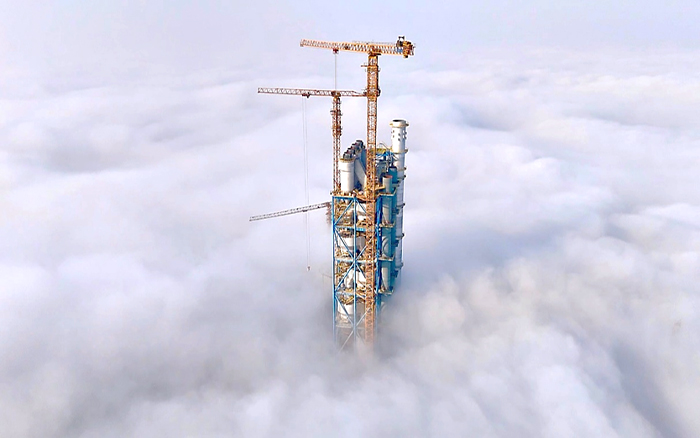 200米高空戰(zhàn)風(fēng)沙！徐工群塔建功沙特重點項目