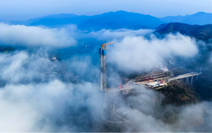 徐工雙塔助建新洲特大橋，擎起秦巴“天空之門”