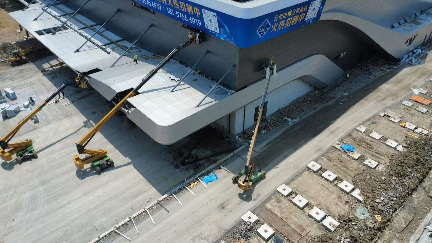 28 米高空大顯身手→徐工純電臂車點亮臺州山姆新風(fēng)貌