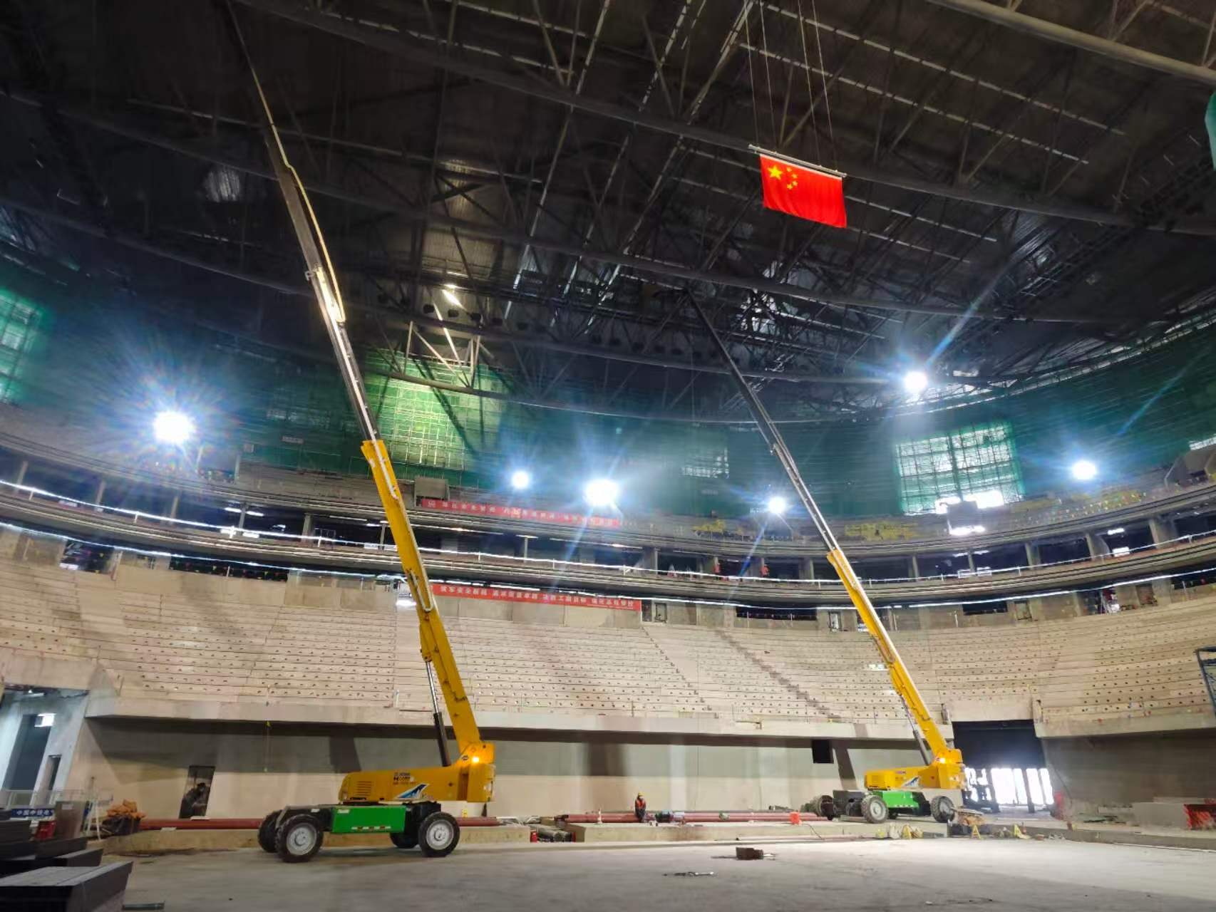 穹頂之下的綠色答卷：徐工電動直臂車迎戰(zhàn)室內(nèi)復(fù)雜工況