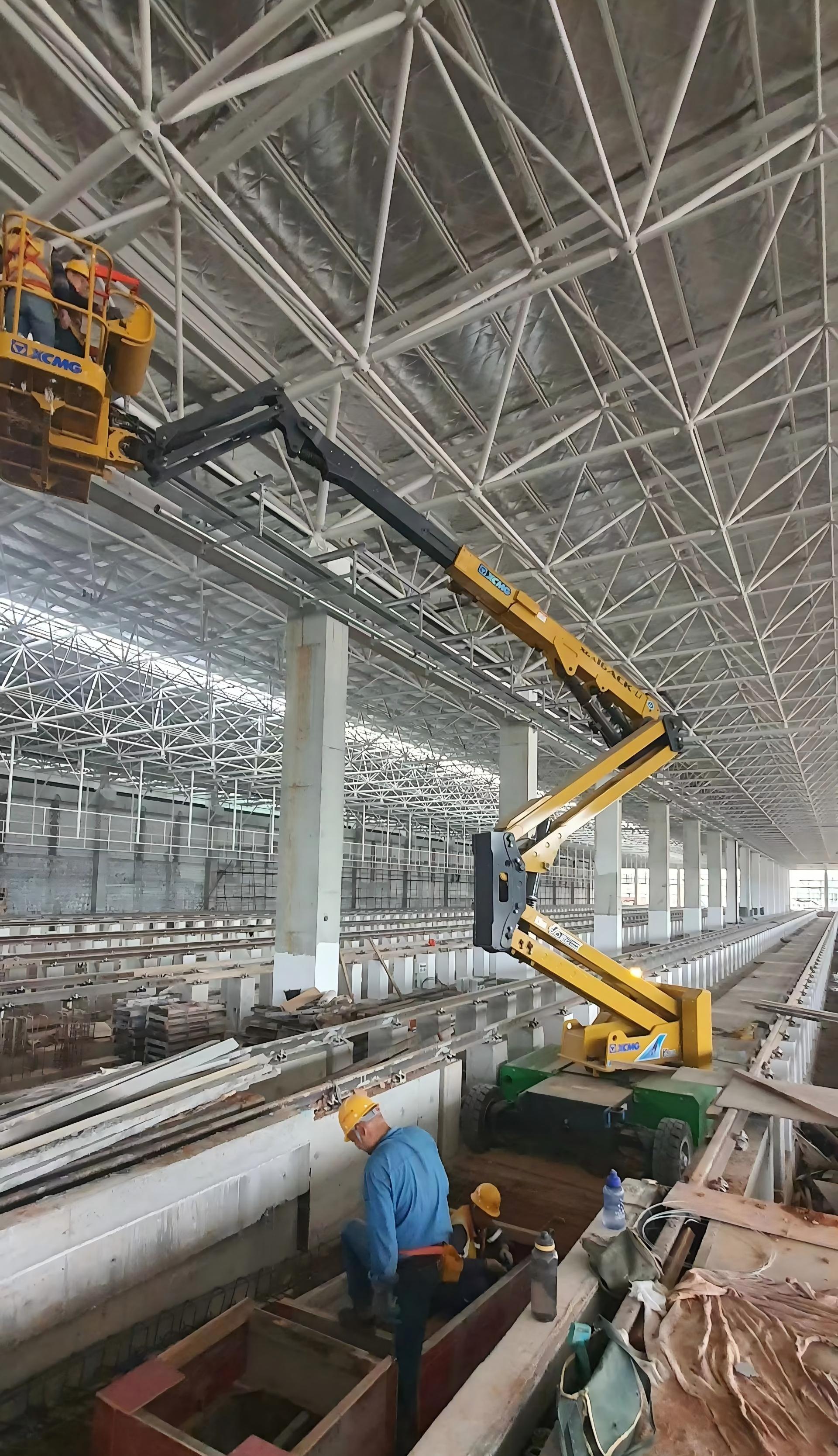 地鐵封閉施工，為什么選這款純電曲臂高空車？