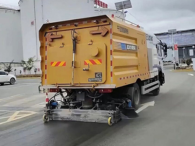 濾芯總堵？壽命太短？XLQ1005A干濕分離吸掃車，專治廠區(qū)高粉塵“頑疾”